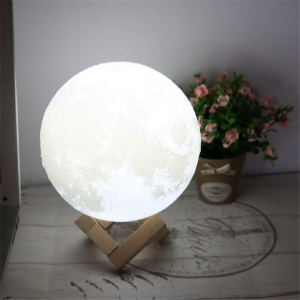 Настольный ночник UKC 3D Moon Lamp на аккумуляторе диаметром 18 см. Луна на деревянной подставке 16 цветов с пультом