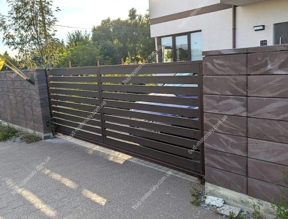 Металлический забор ранчо: почему он лучше деревянного аналога?